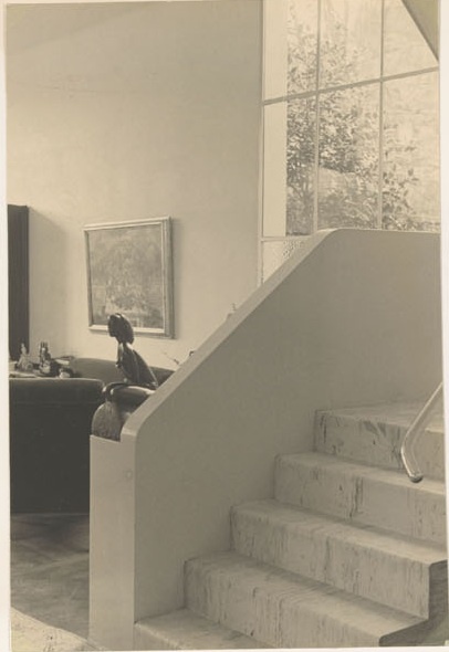 Afbeelding van hal in de 'Vijverhof', ca.1937, trap met beeldje