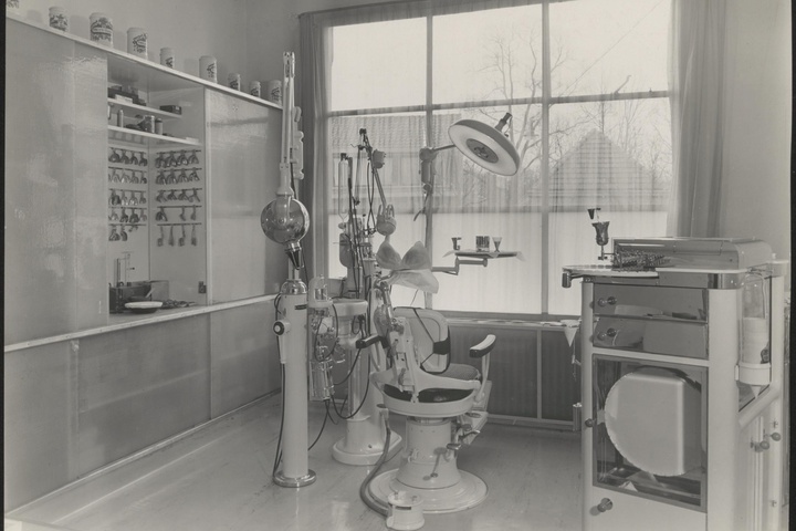 Afbeelding van tandarts Schutte, praktijkruimte, ca.1938