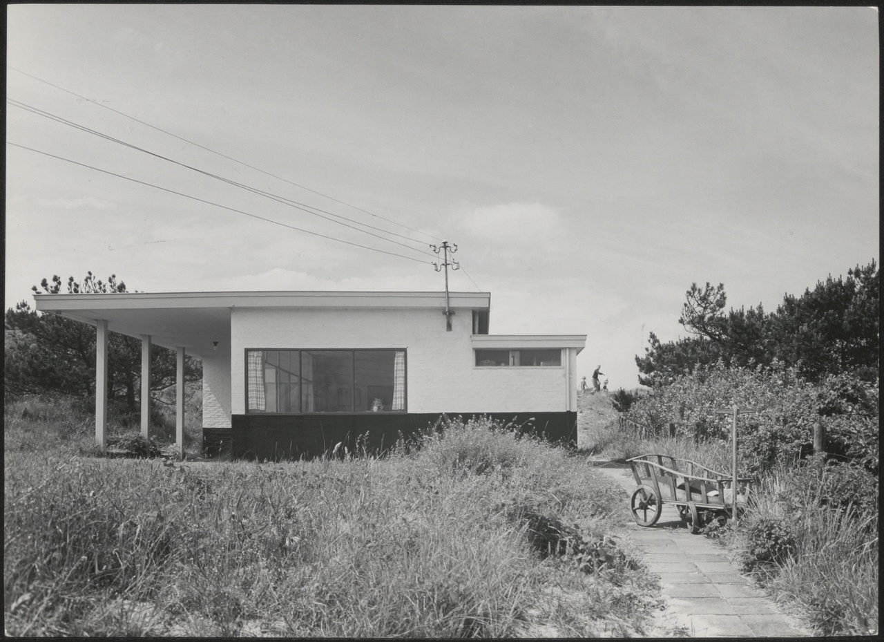 Afbeelding van zomerhuis Brandt Corstius,ca.1939, aanzicht oostkant met bolderwagen