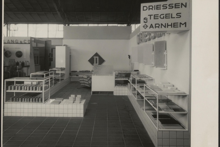 Afbeelding van stand Driessen, Jaarbeurs 1948, in strakke uitvoering, recht van opzij
