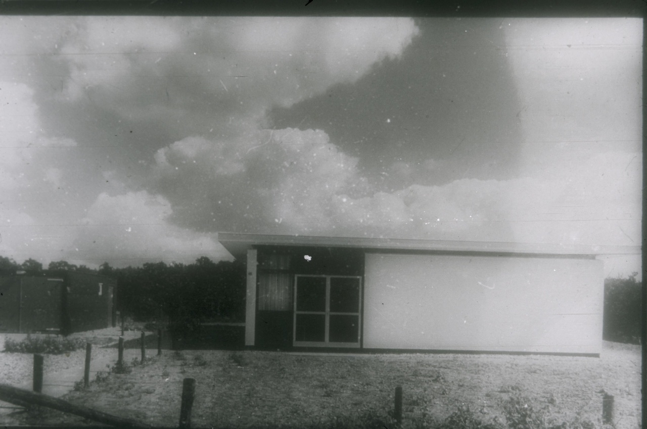 Afbeelding van woning Stoop, ca.1951, westkant met zicht op garage