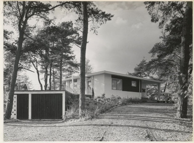 Afbeelding van woning Copier, ca.1951, zuidoostkant met VW-kever voor deur