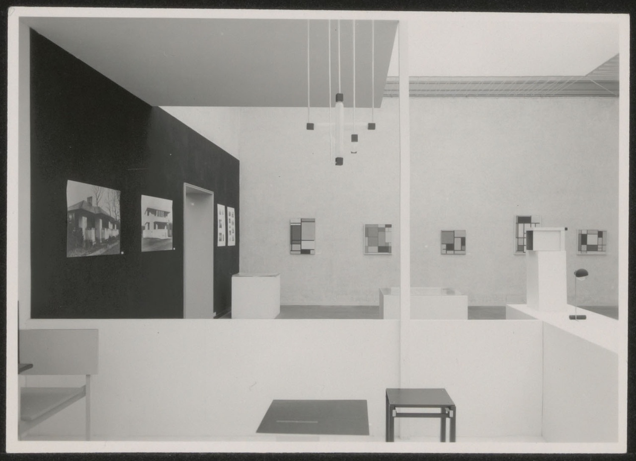 Afbeelding van tentoonstelling De Stijl SMA, 1951, zaal 3 recht over scheiding tussen Rietveld en Van 't Hoff