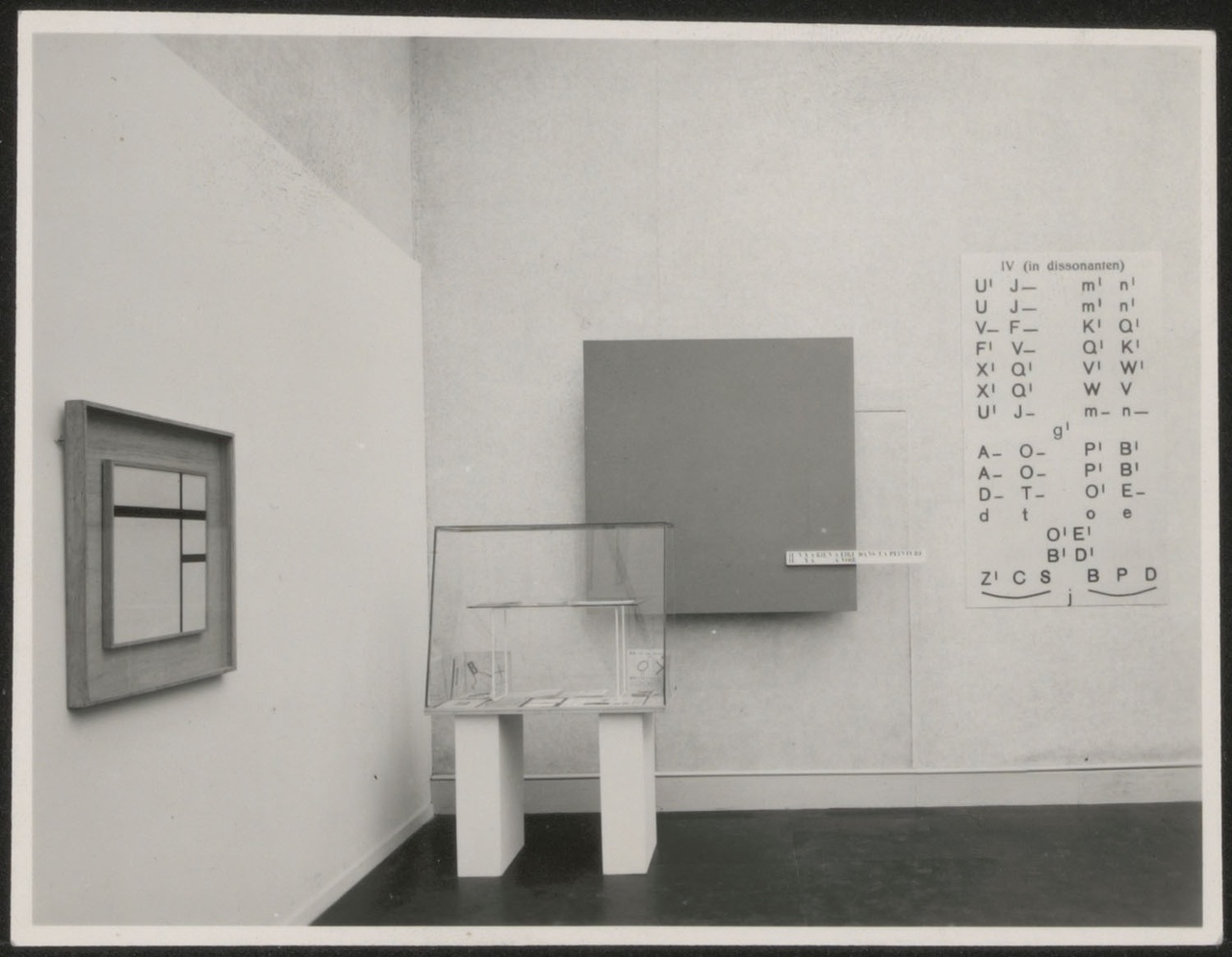Afbeelding van tentoonstelling De Stijl SMA, 1951, hoek zaal 4 met vitrine