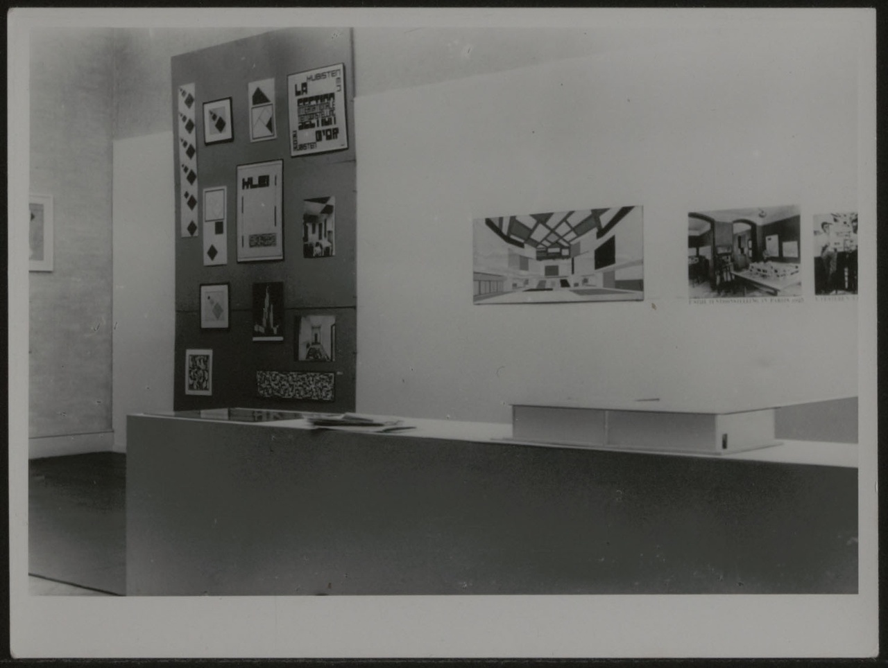 Afbeelding van tentoonstelling De Stijl SMA, 1951, zaal 1, wand Van Eesteren met Hal Universiteit