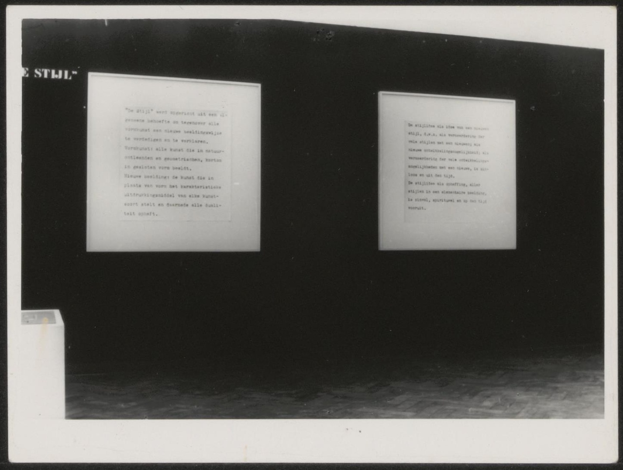 Afbeelding van tentoonstelling De Stijl SMA, 1951, zaal 1, twee tekstborden
