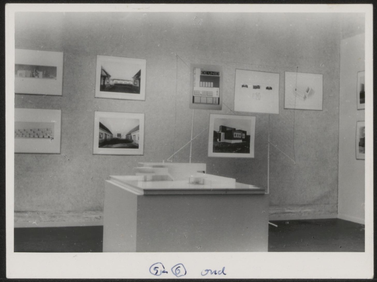 Afbeelding van tentoonstelling De Stijl SMA, 1951, zaal 1, wand Oud met witte maquette