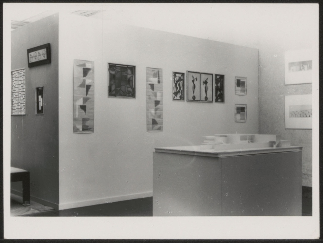Afbeelding van tentoonstelling De Stijl SMA, 1951, zaal 1, wand stapelfiguren met witte maquette
