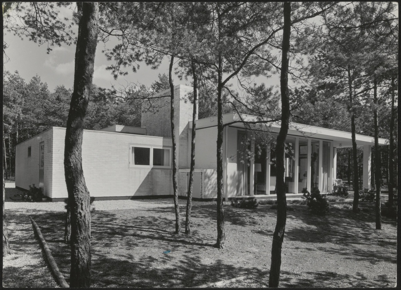 Afbeelding van woning Klaassen, ca.1953, schuin vanuit de tuin