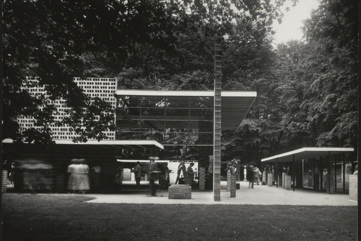 Afbeelding van expo-paviljoen Sonsbeek, ca.1955, oost kant