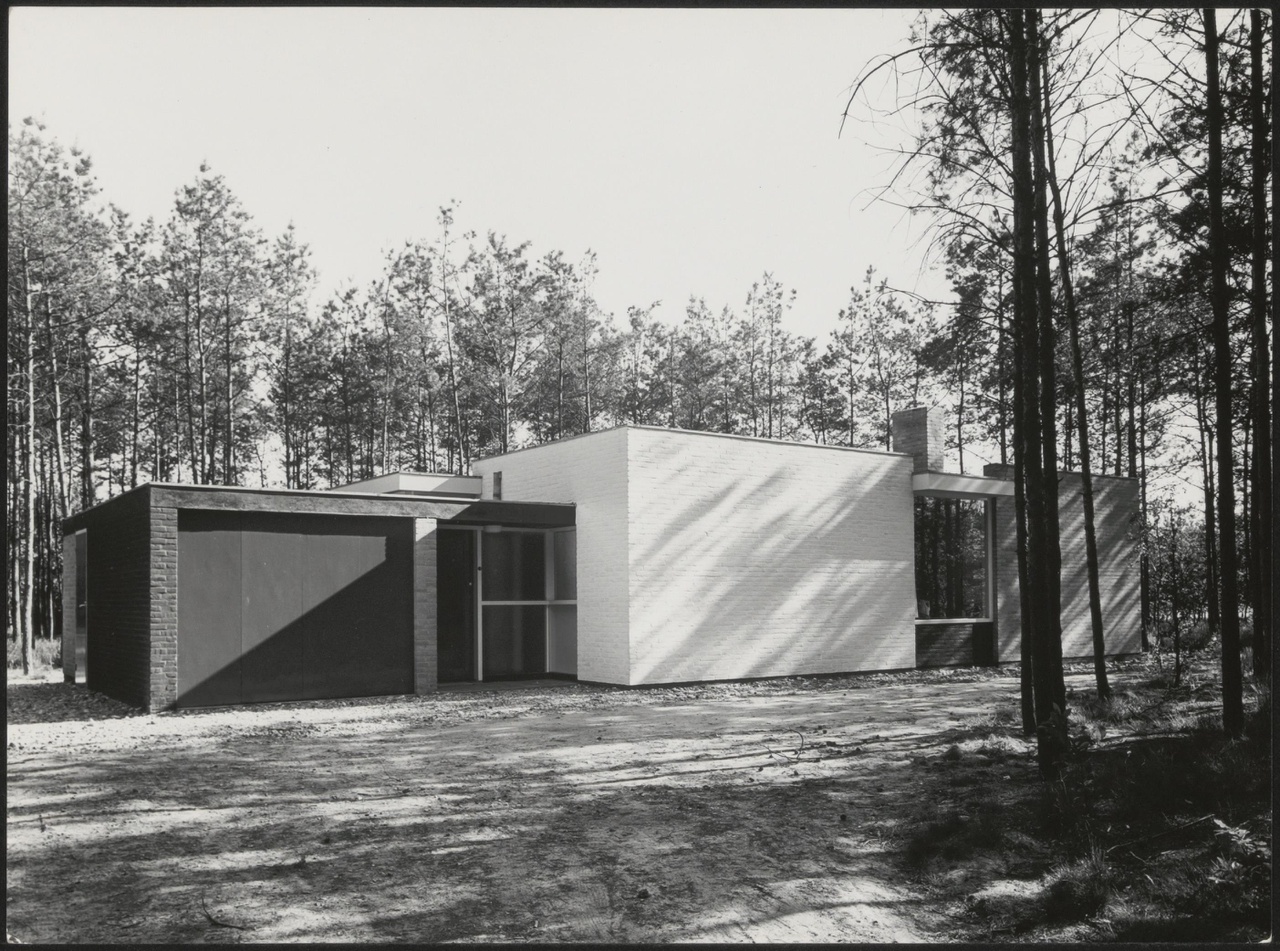 Afbeelding van woning Visser, ca.1956, voorkant vanaf de weg