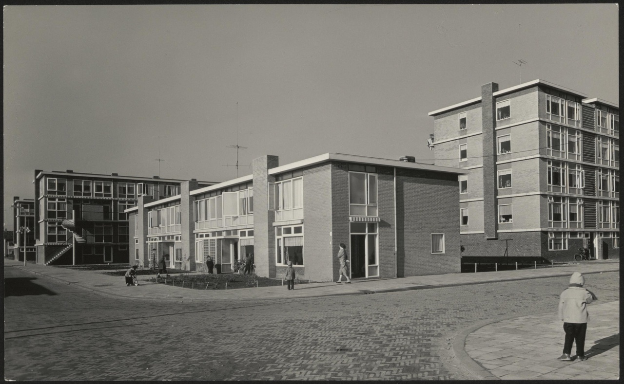 Afbeelding van woningen Hoograven, ca.1957, zuidoosthoek buurt, kind in de hoek