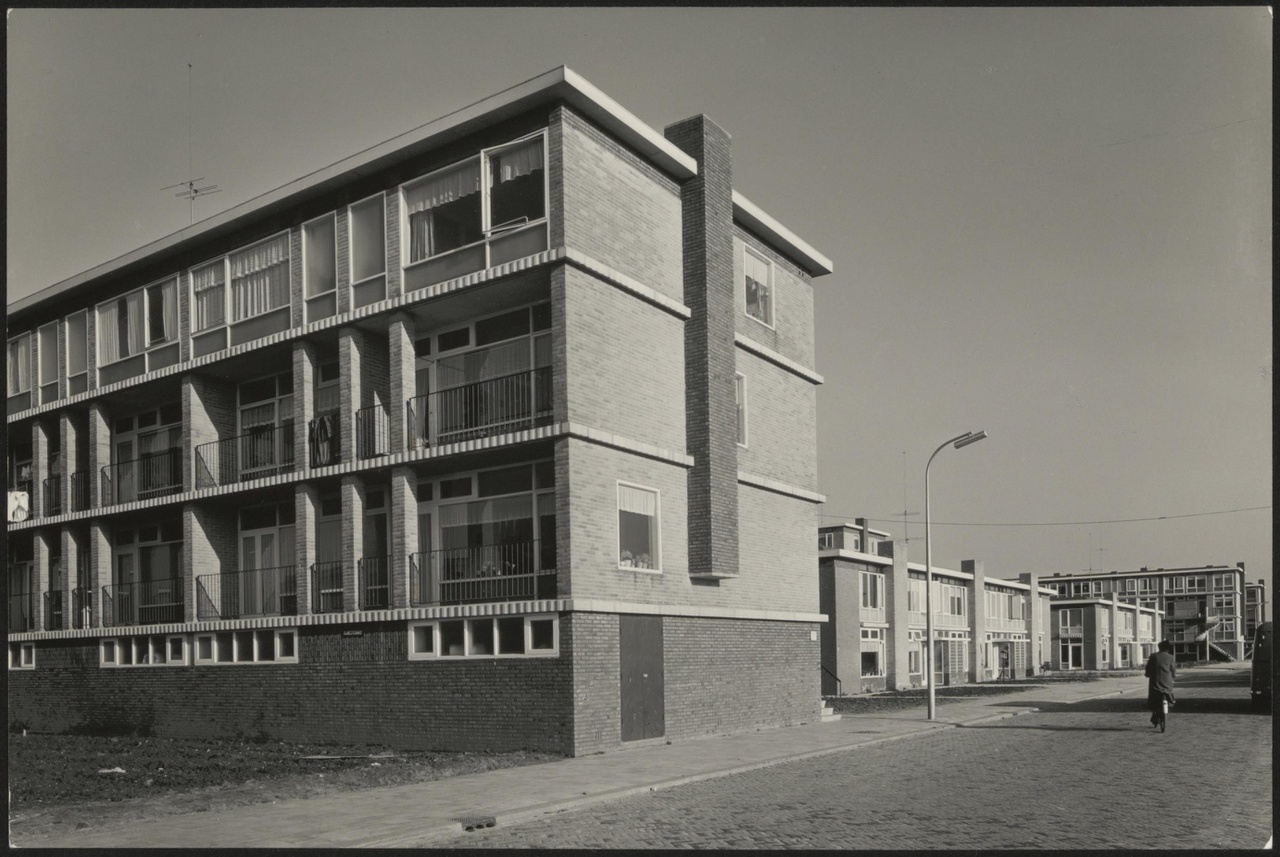 Afbeelding van woningen Hoograven, ca.1957, blok ingang 1e hof naar 2e hof oost
