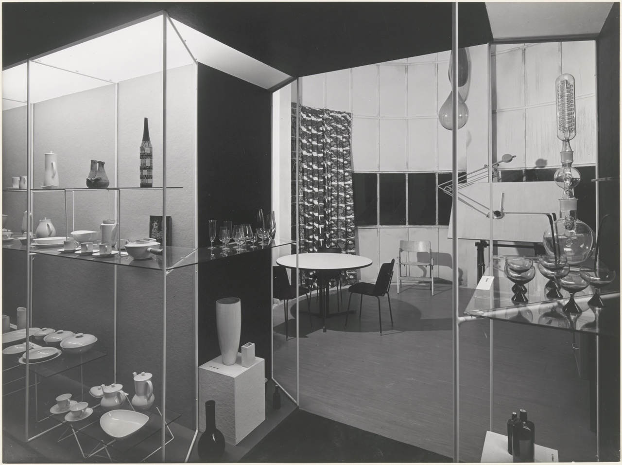Afbeelding van Nederlandse afdeling Triënnale, hoek keramiek, glas en tekentafel