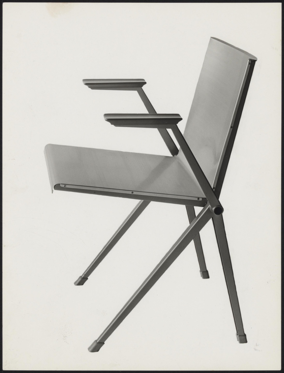 Afbeelding van stoel Mondial met armleggers, schuin van opzij