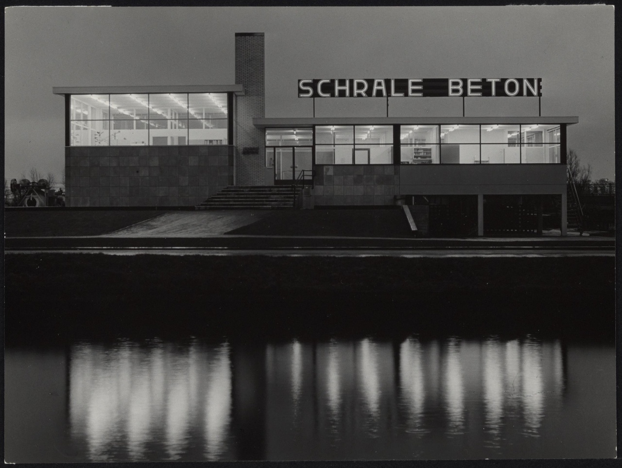 Afbeelding van kantoor Schrale Beton, ca.1958, bij nacht