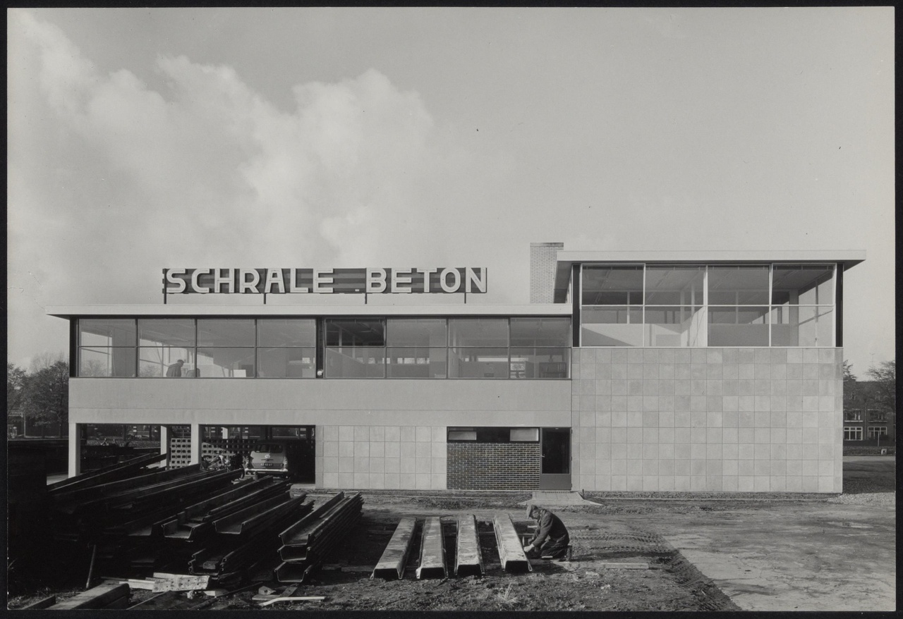 Afbeelding van kantoor Schrale Beton, ca.1958, achterkant kantoor met arbeider