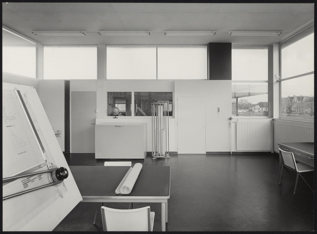 Afbeelding van kantoor Schrale Beton, ca.1958, tekenkamer met Mondial-stoelen