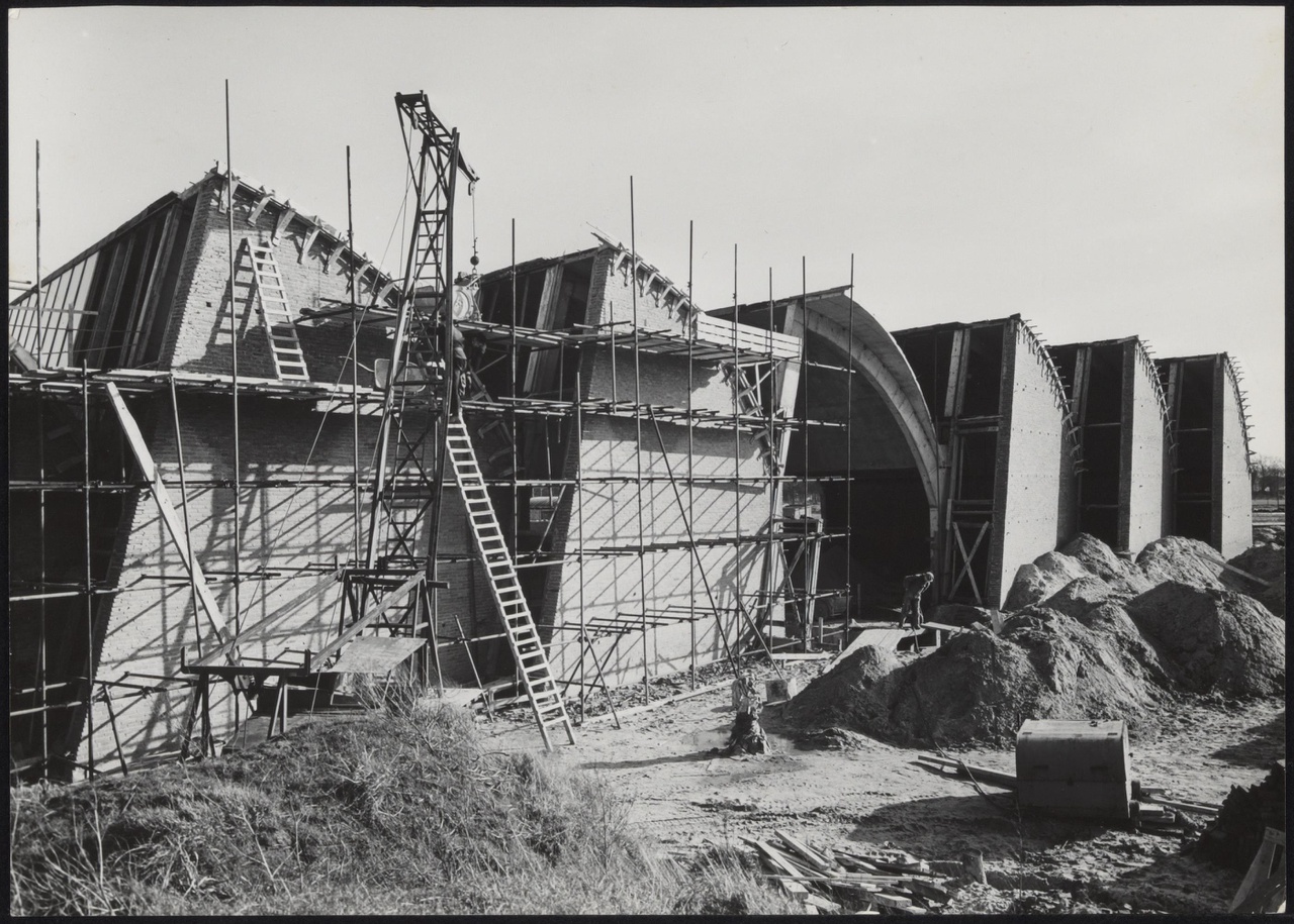 Afbeelding van weverij De Ploeg in aanbouw, westkant schuin met steigers