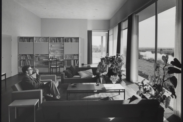 Afbeelding van woning Van den Doel, ca.1958, interieur woonkamer, man en vrouw