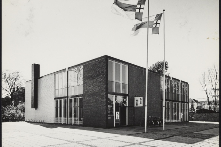 Afbeelding van museum De Zonnehof, Amersfoort, ca.1959, schuin met wapperende vlaggen
