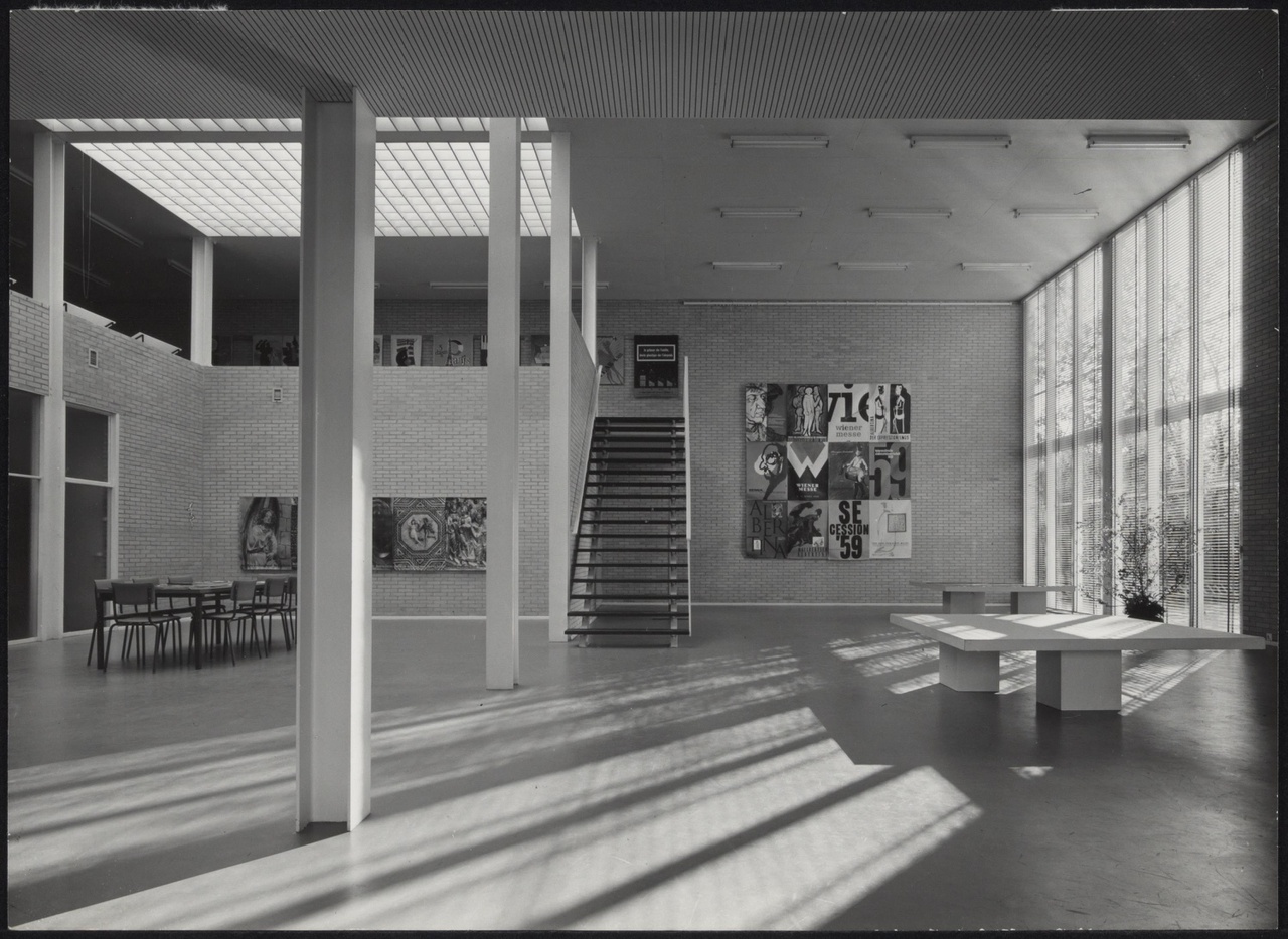 Afbeelding van museum De Zonnehof, Amersfoort, ca. 1958, interieur recht naar de trap toe