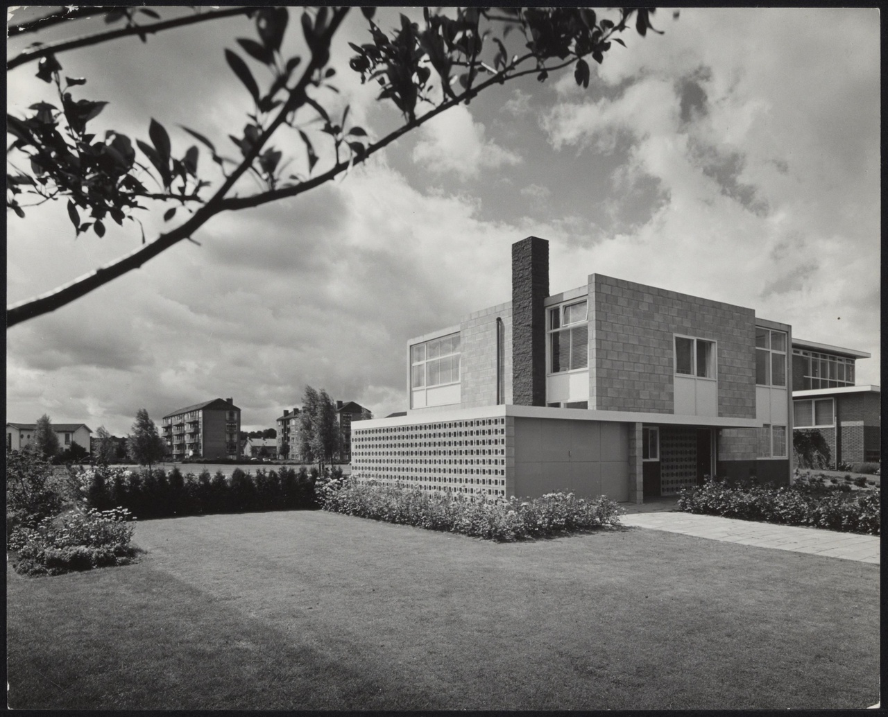 Afbeelding van woning Theissing, Utrecht, ca.1959, vanaf de weg, schuin over gazon met tak in hoek