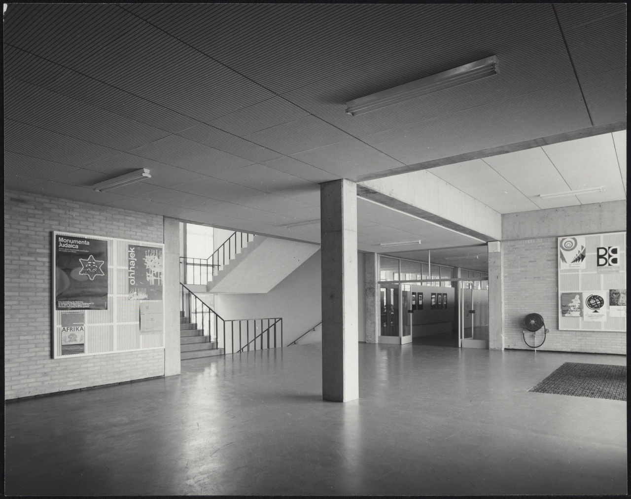 Afbeelding van Kunstacademie Arnhem, ca.1963, interieur entree-hal en trappenhuis