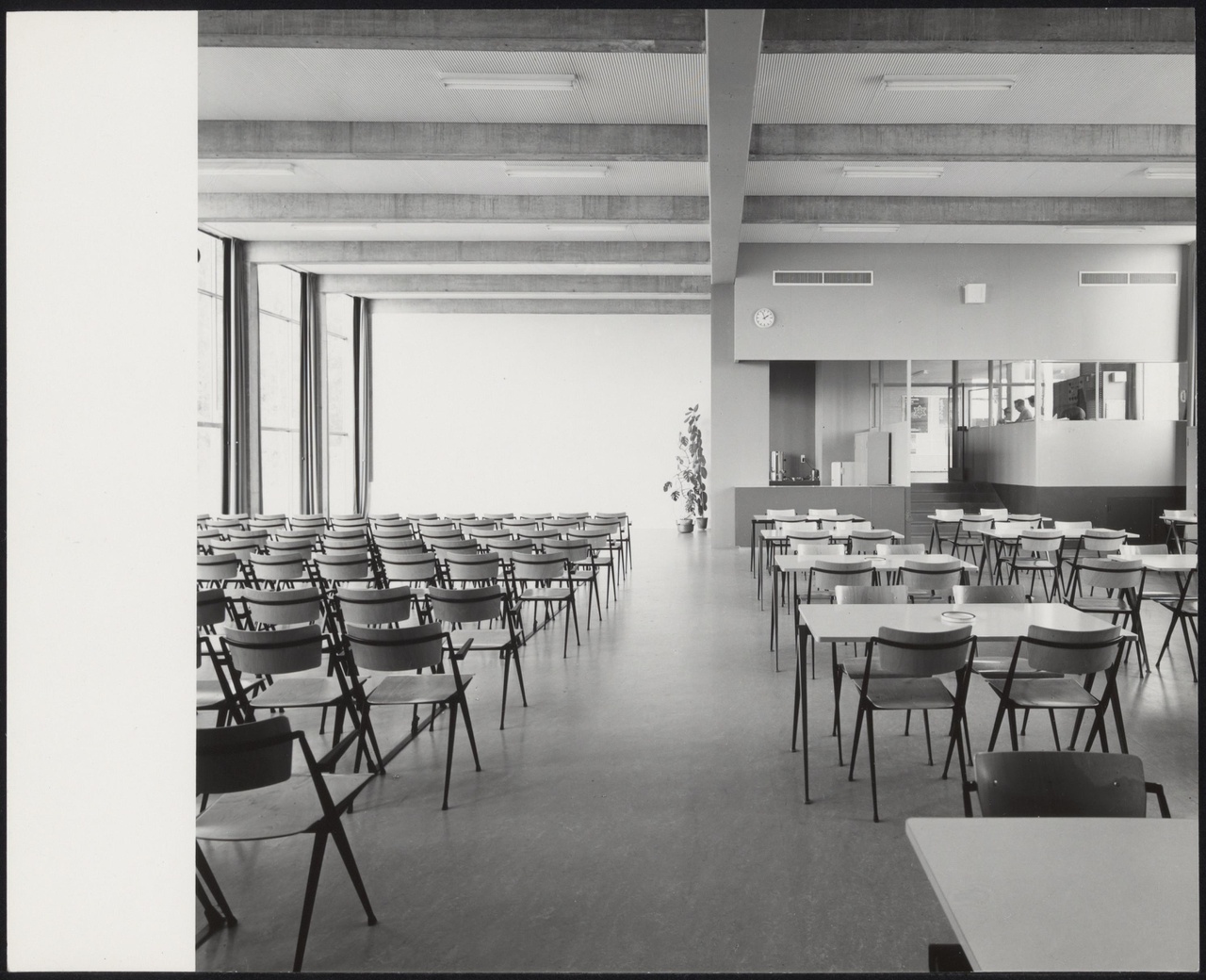 Afbeelding van Kunstacademie Arnhem, ca.1963, interieur aula, recht aanzicht