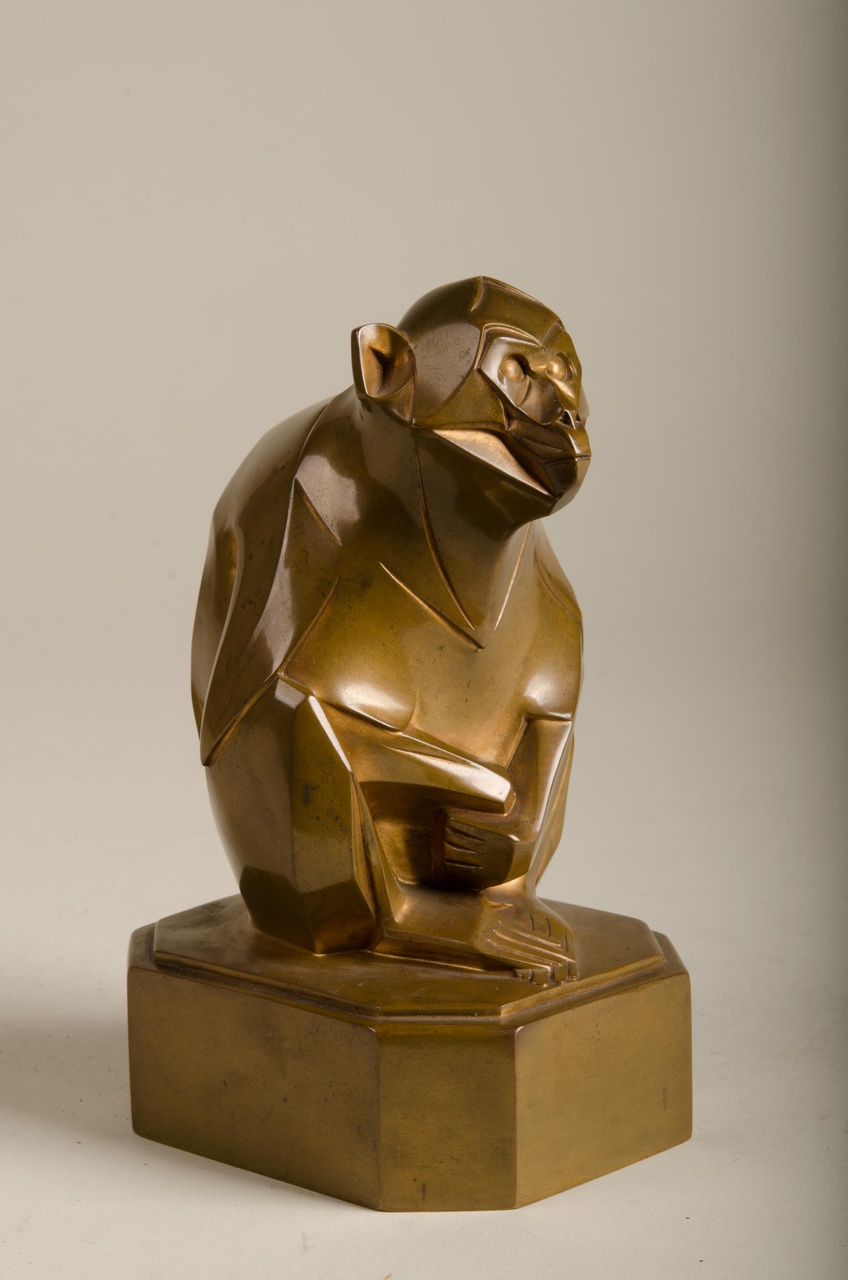 Sculptuur van zittende aap