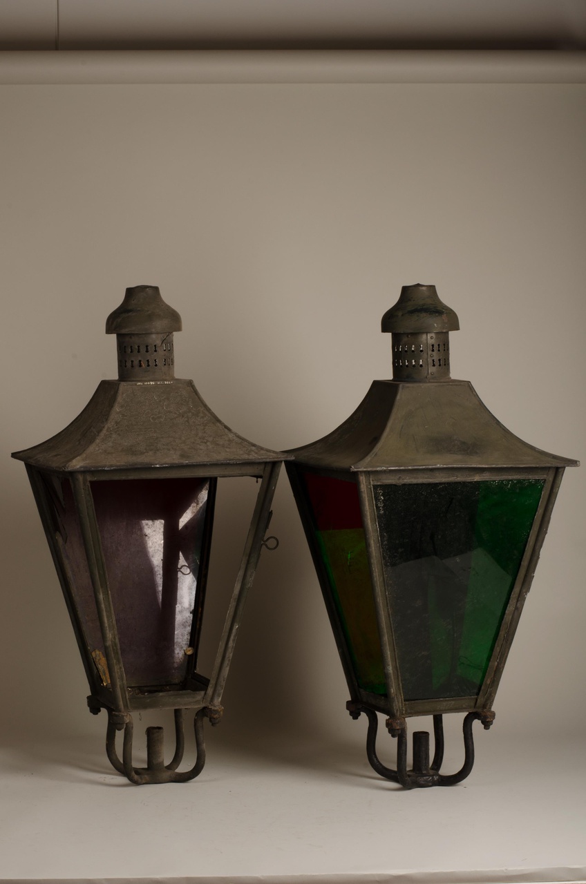 Twee lantaarns op standaard