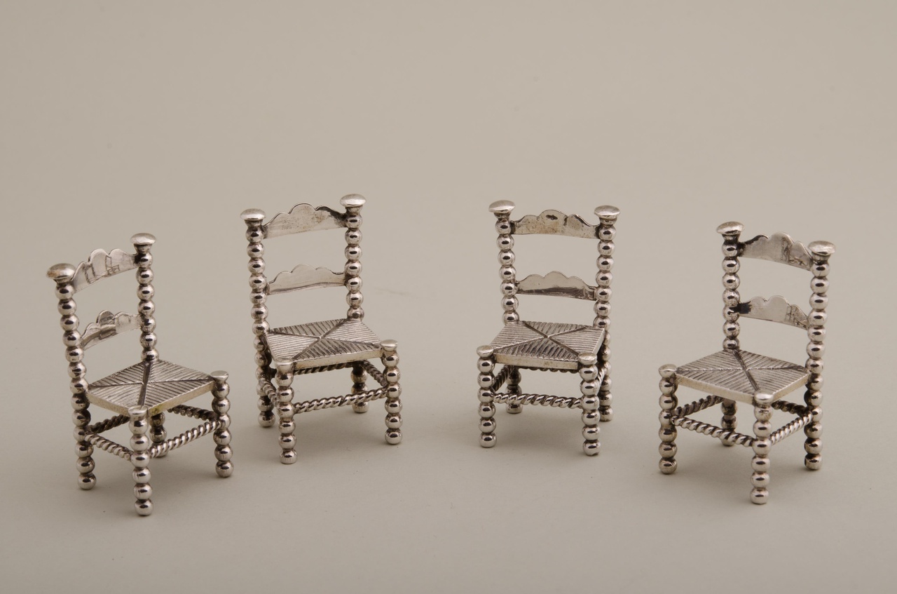 Vier stoelen (miniatuur)