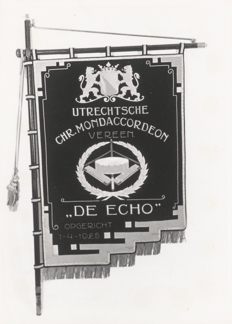Vaandel van de Utrechtse Christelijke Mondaccordeon Vereniging De Echo