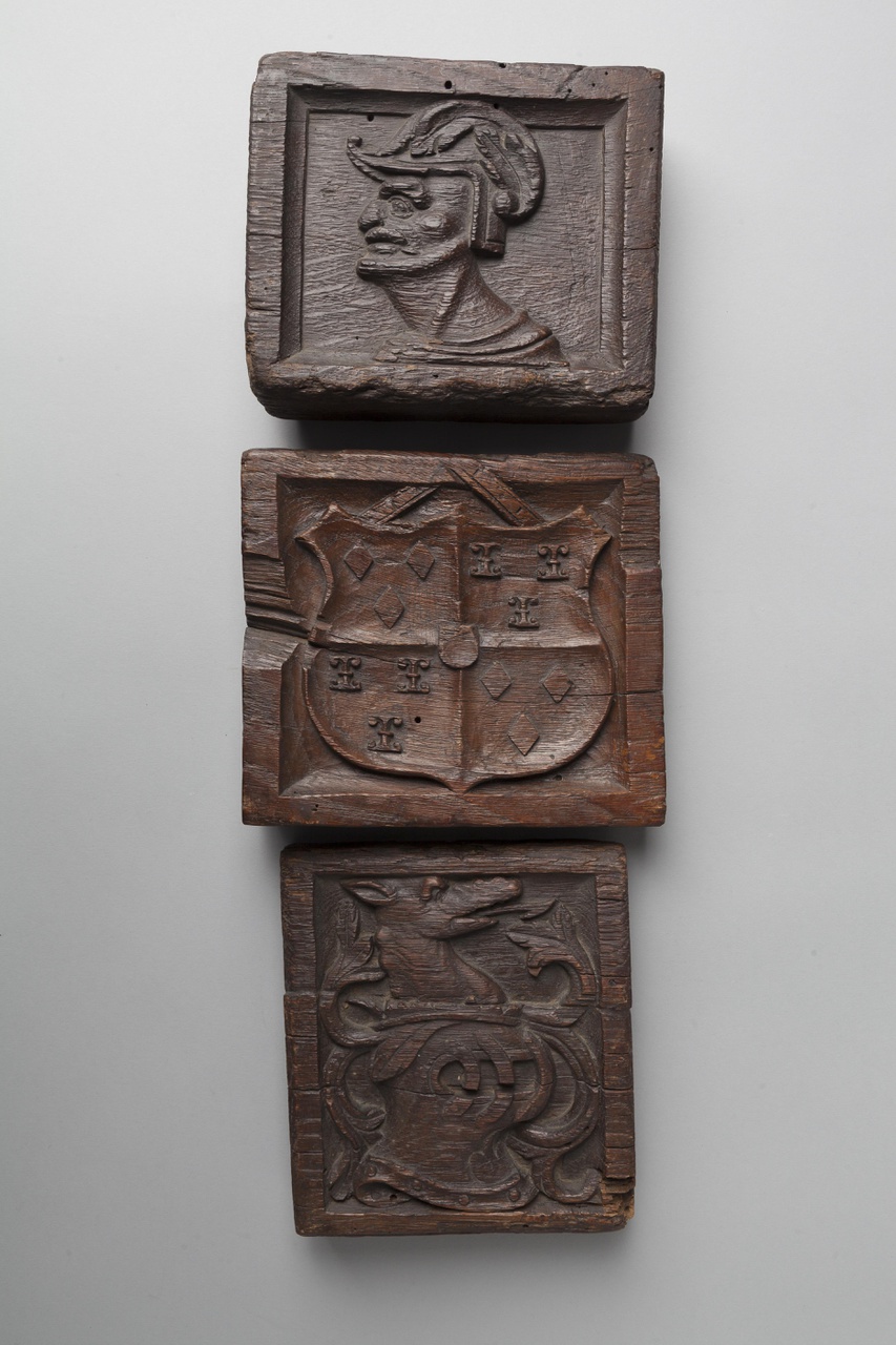 Drie gewelfpaneeltjes met wapen van Van Zuylen van Nyevelt