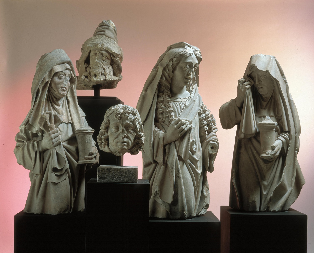Grafleggingsgroep met drie heilige vrouwen en de hoofden van de apostel Johannes en van Jozef van Arimathea of Nicodemus