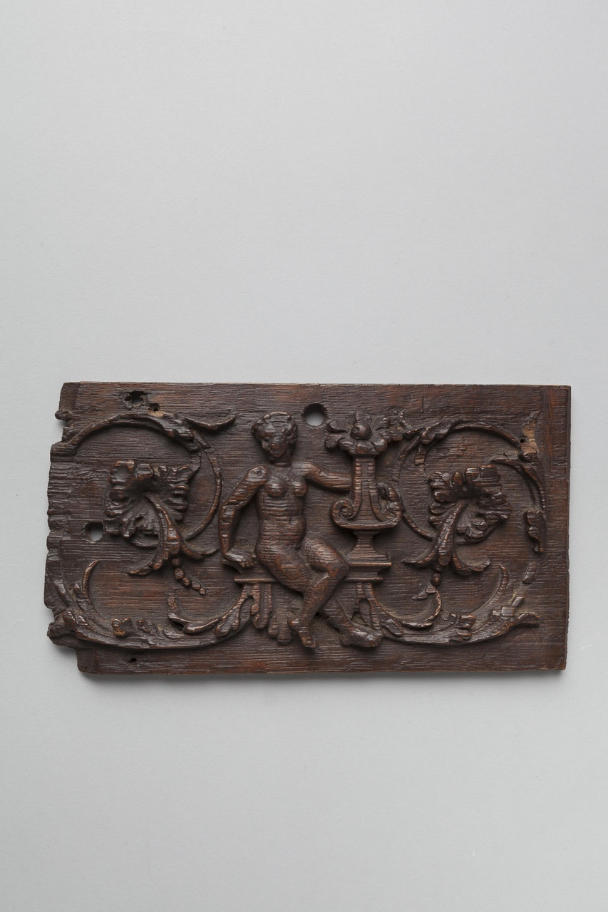 Reliëf met naakte vrouw bij een fontein, fragment van een preekstoel.