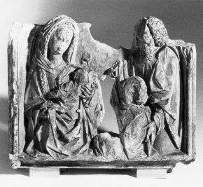 Fragment van een epitaaf met Maria met het Kind, omhangen met een rozenkrans, een onbekende heilige en een geestelijke