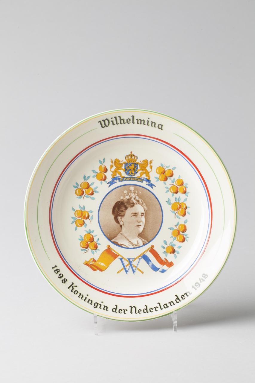 Herdenkingsbord vijftigjarig regeringsjubileum van koningin Wilhelmina