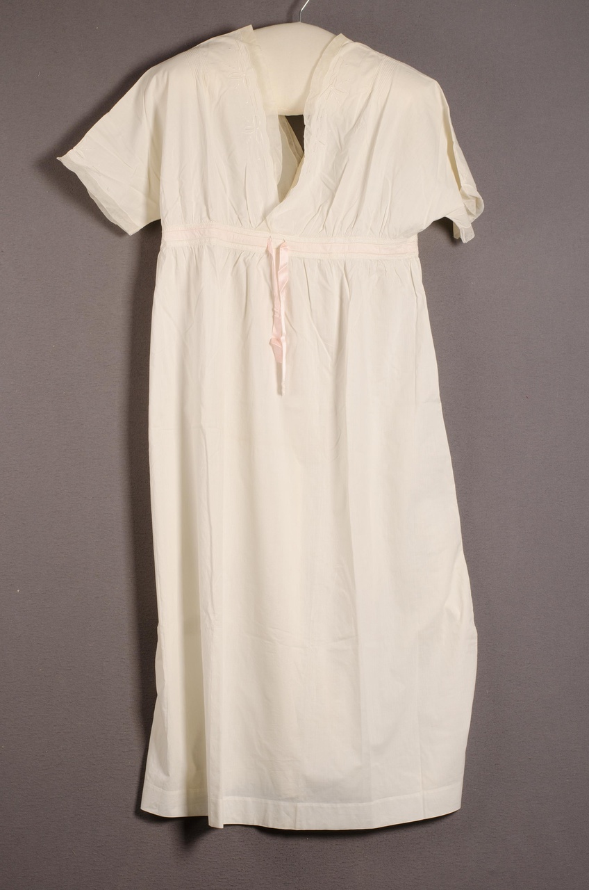 Driedelig damesondergoed bestaande uit nachtjapon, onderjurk en onderbroek