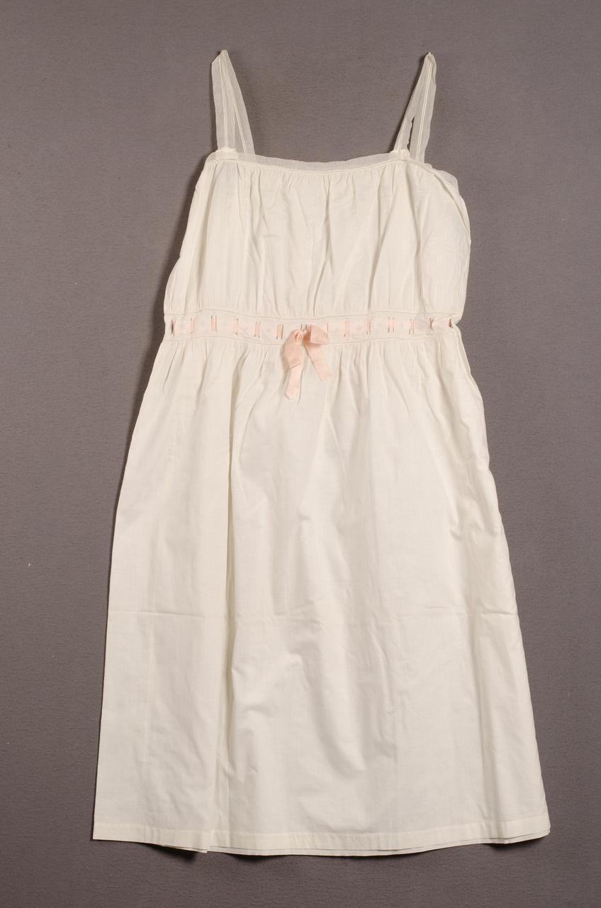 Driedelig damesondergoed bestaande uit onderjurk, lijfje en onderbroek