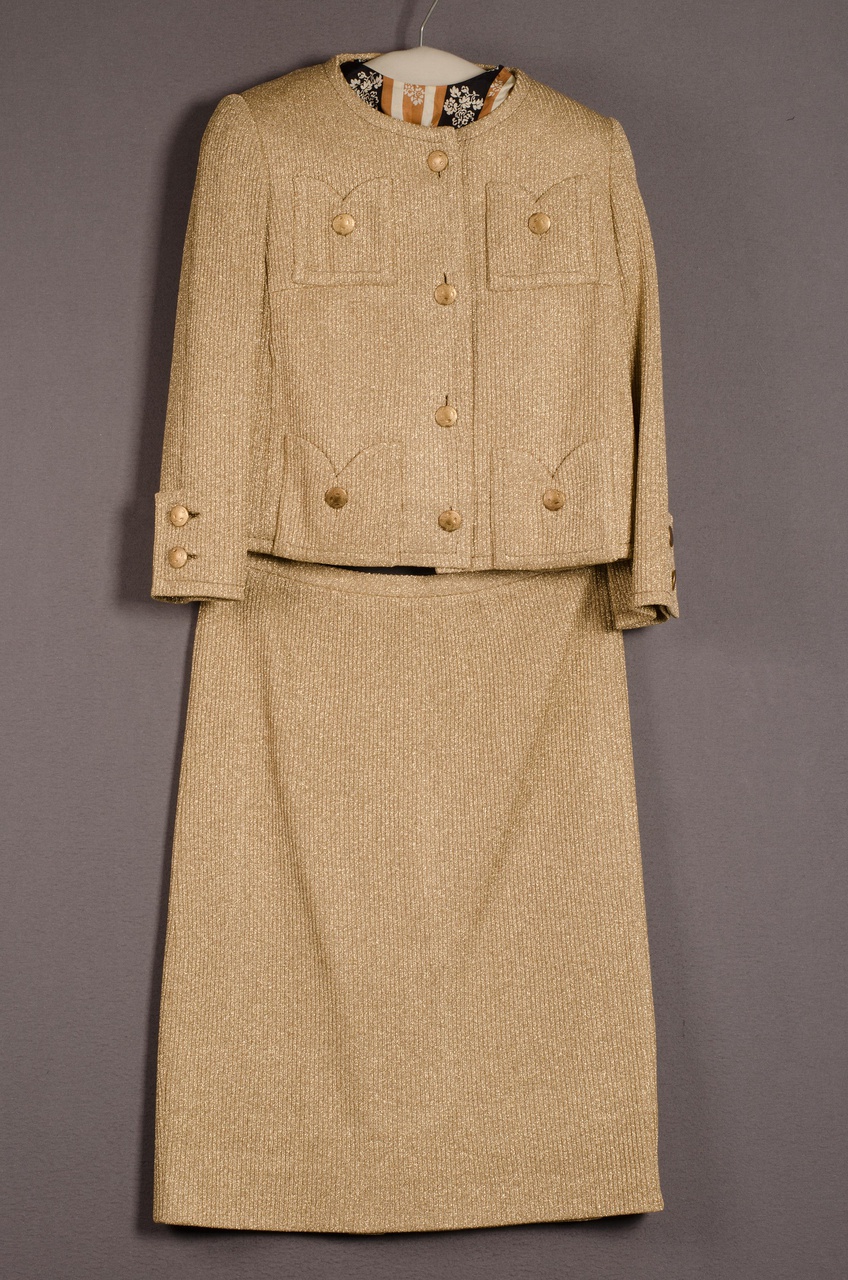 Damesensemble bestaande uit rok, blouse en jasje