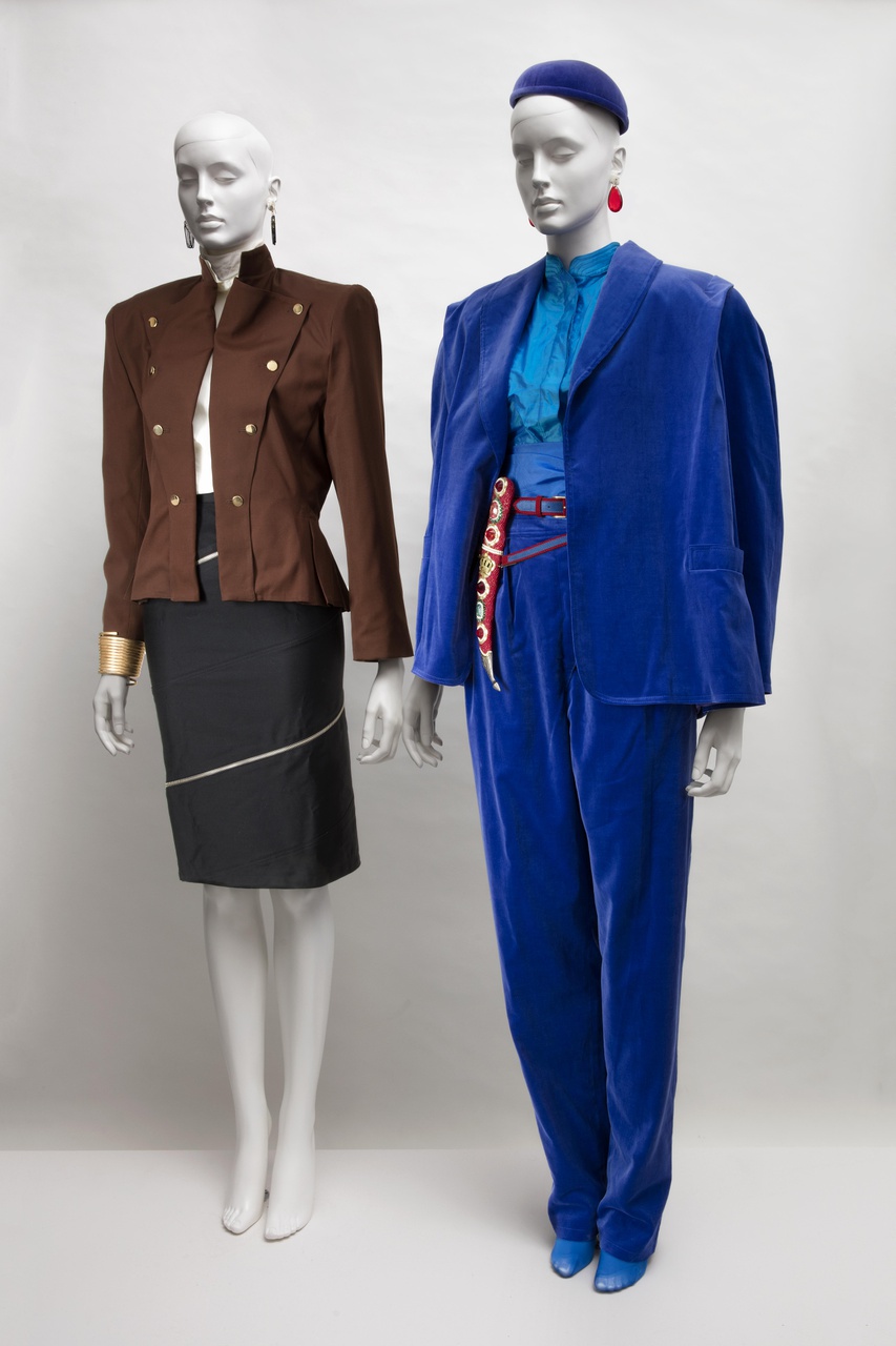 Kledingset bestaande uit: jasje, pantalon, ceintuur met dolk, blouse, tailleband, hoedje, schoenen, panty, oorhangers