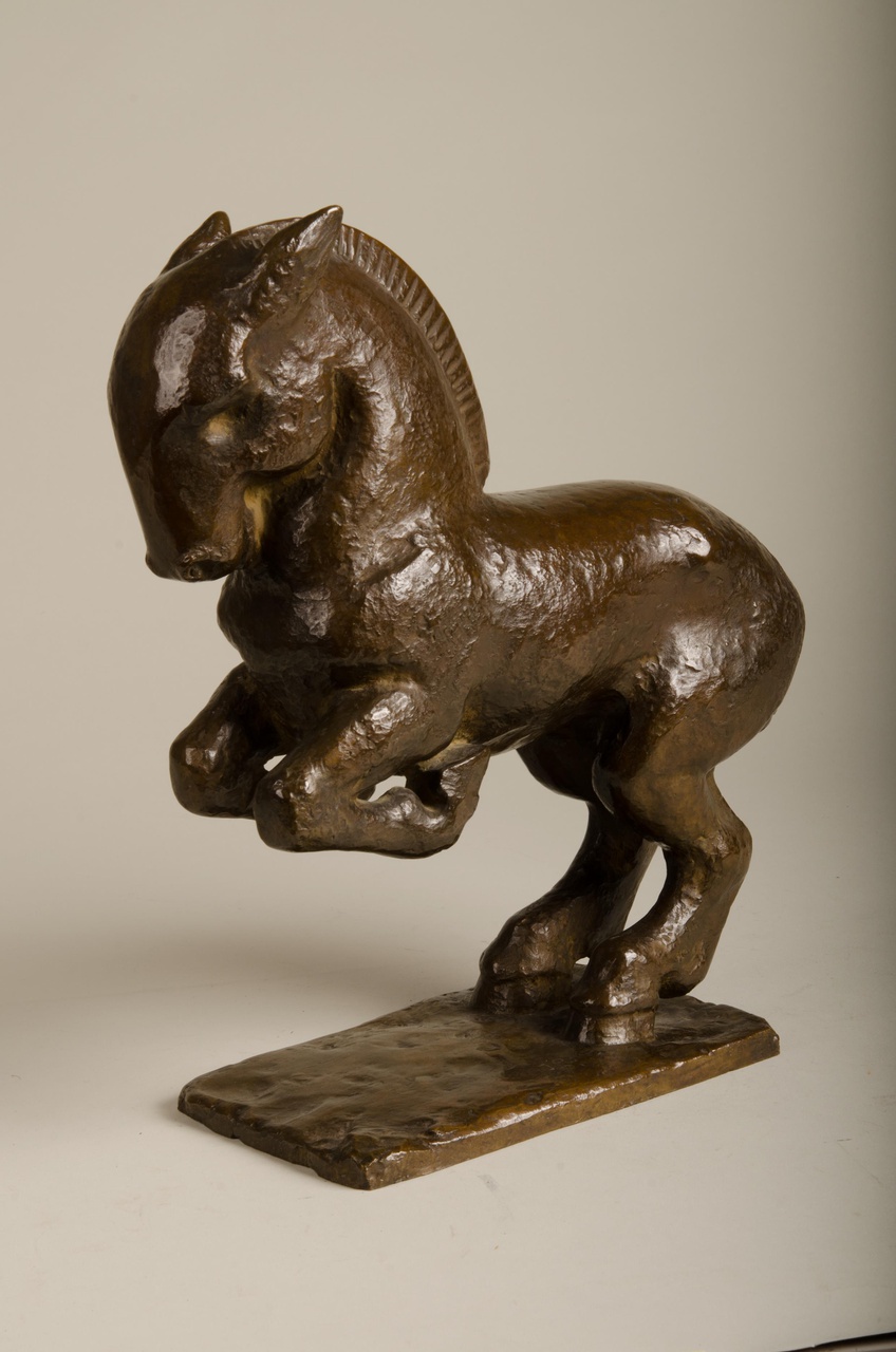 Sculptuur van steigerend paard