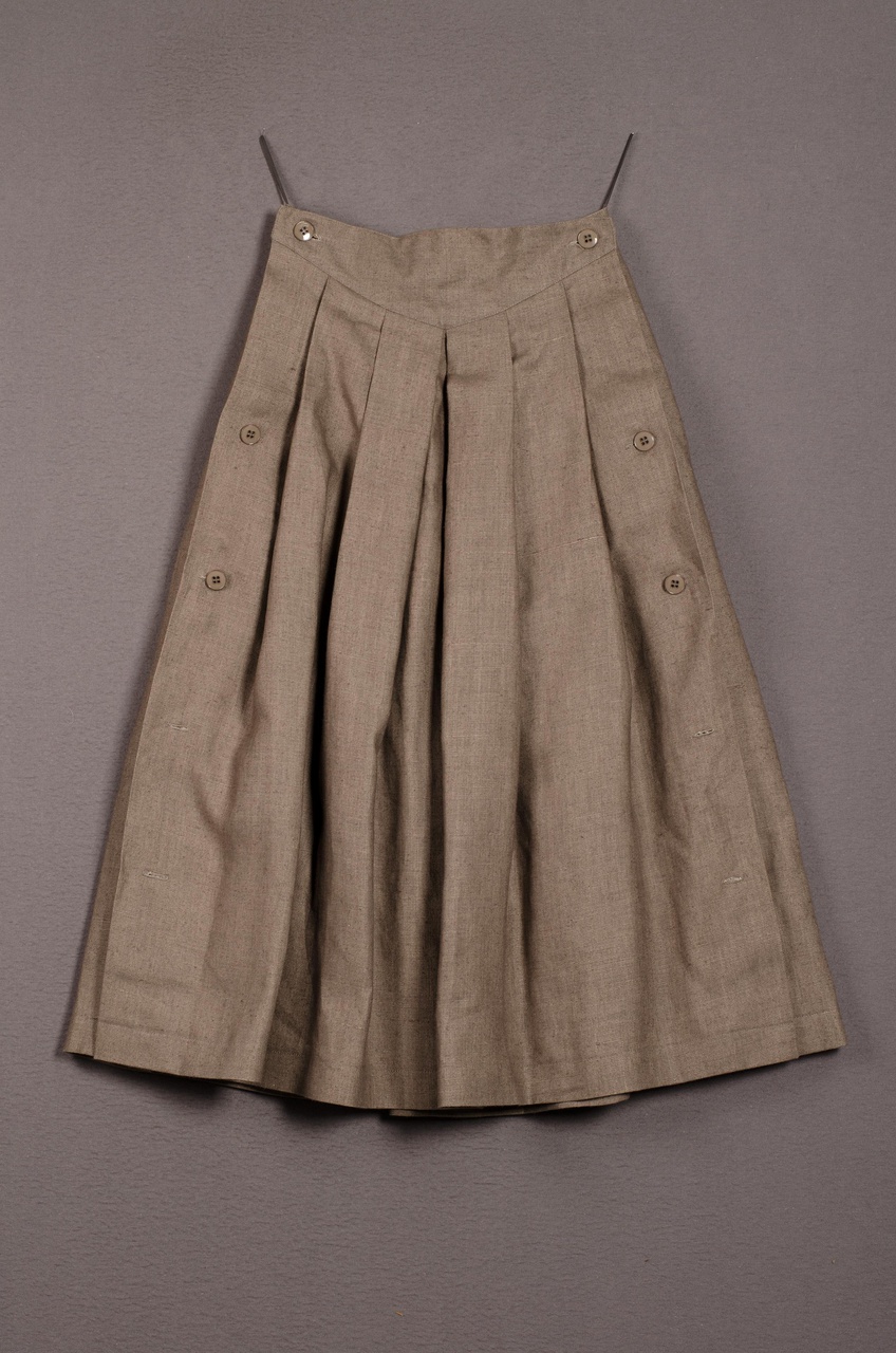 Damesensemble bestaande uit een rok, broek, hemdje, jasje en 3/4 jasje