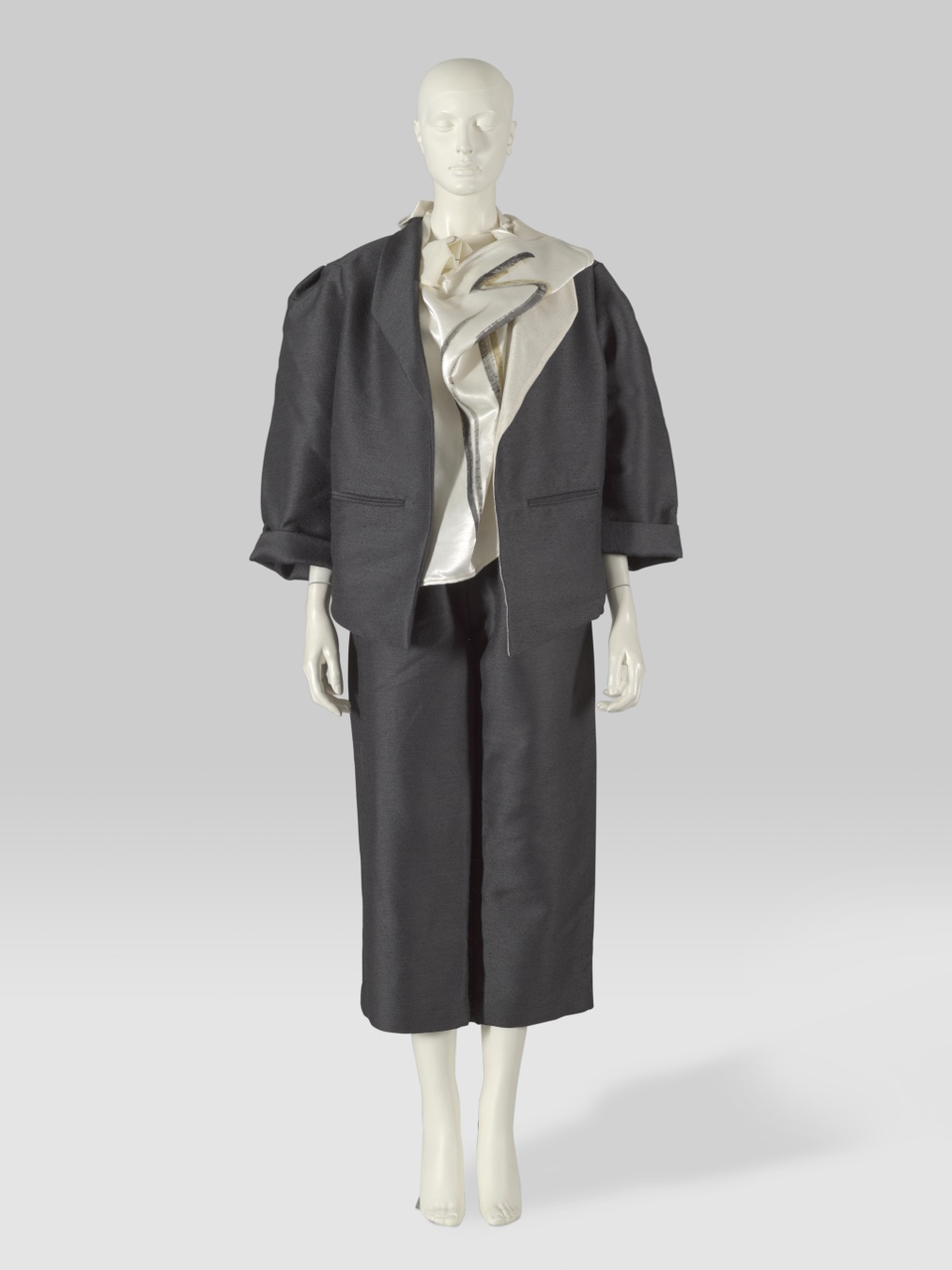 Damesensemble bestaande uit jasje, broek en twee blouses