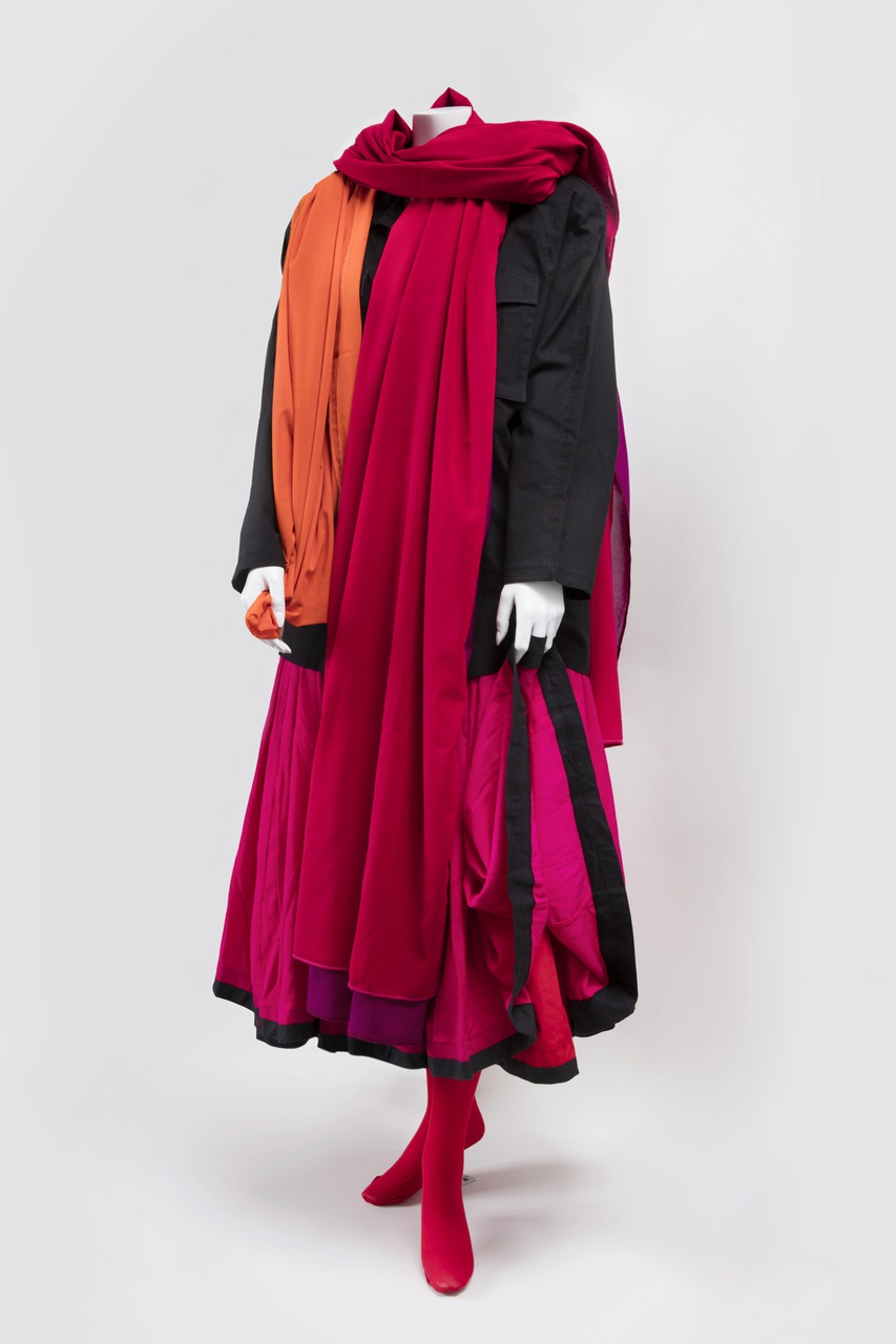 Set van vrouwenkleding bestaande uit een blouson, twee rokken, drie shawls en panty