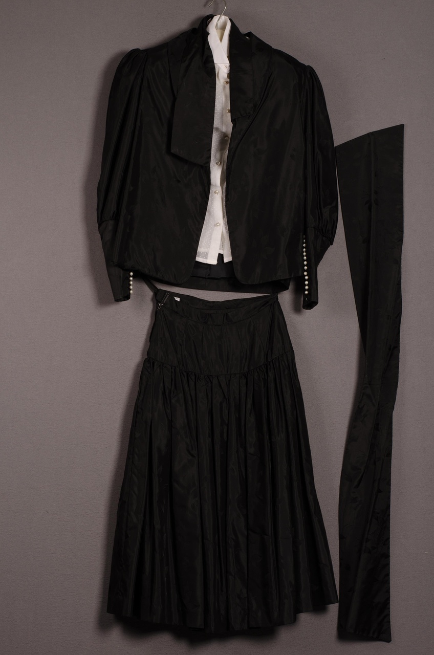 Damesensemble bestaande uit jasje, rok, blouse, tailleband en hoofdband