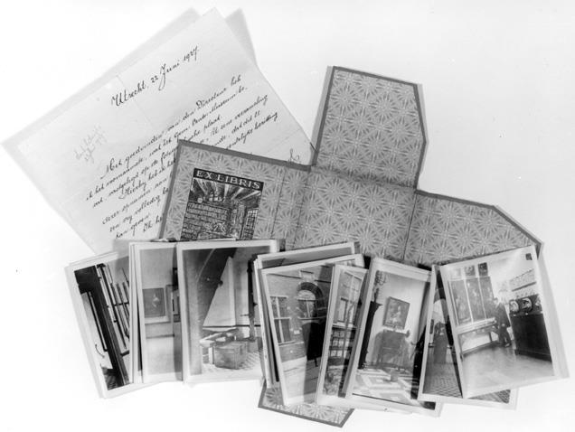 Mapje foto's van interieur en exterieur van het Centraal Museum, met bijbehorende aanbiedingsbrief