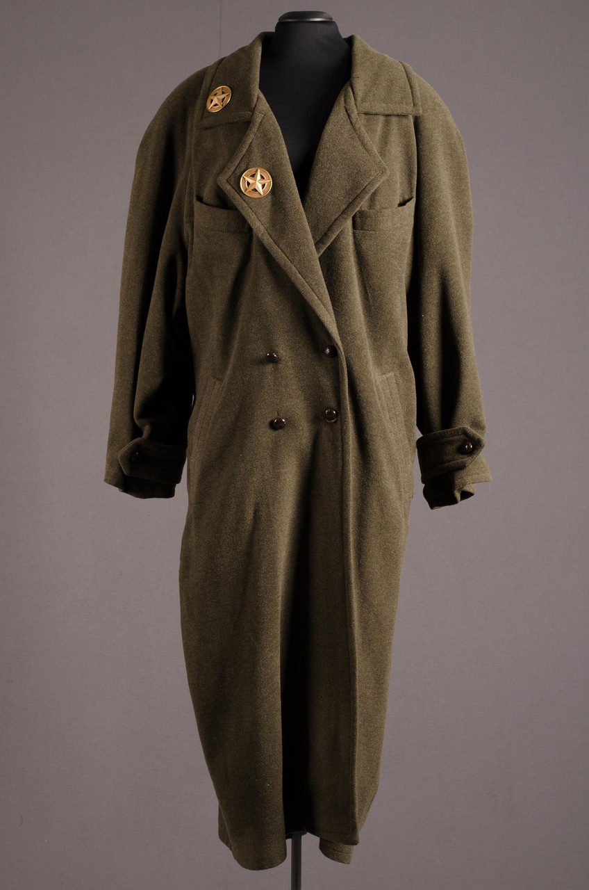 Damesensemble bestaande uit een jas, twee truien en een rok