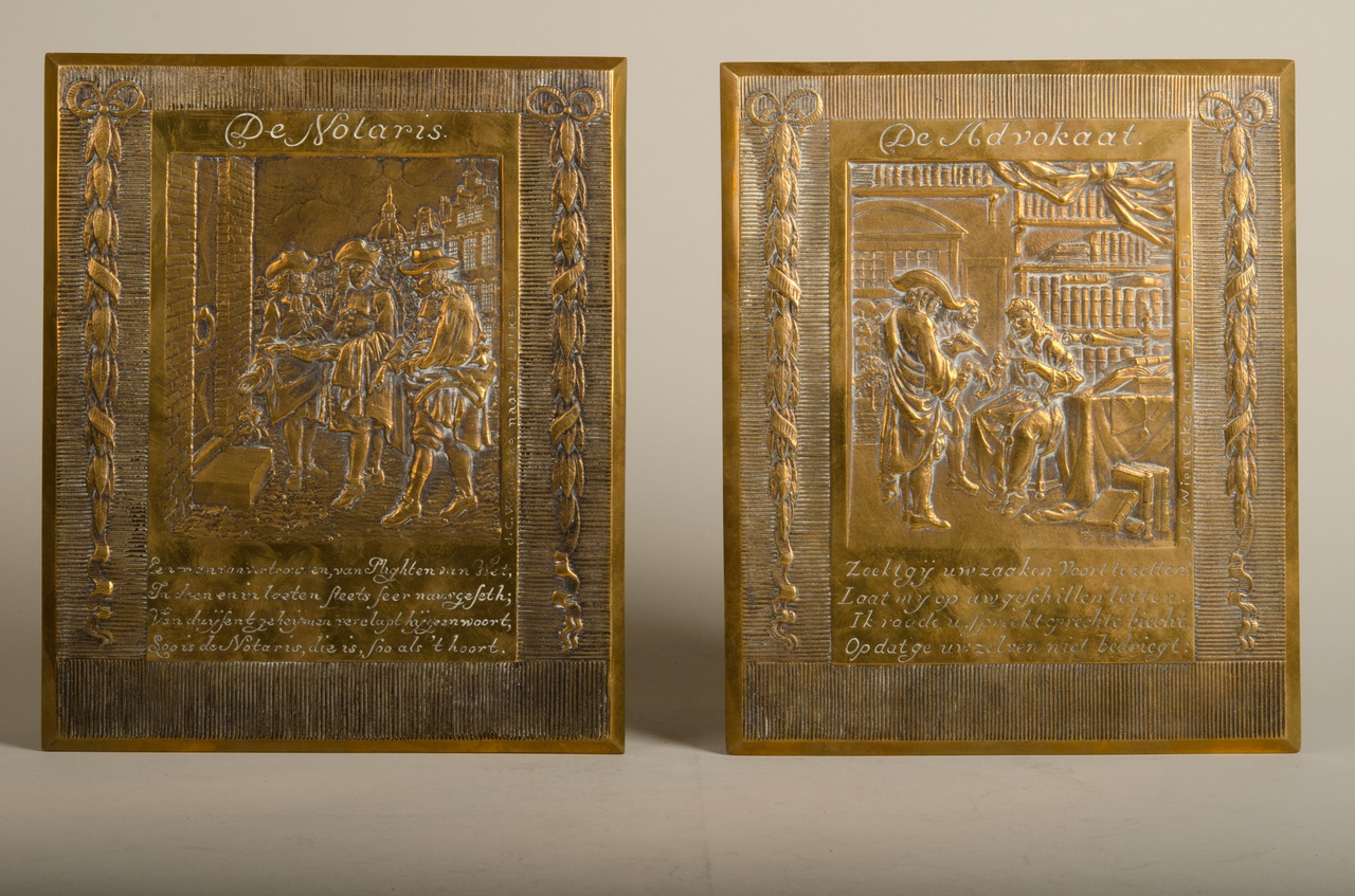 Twee koperen platen, voorstellende De Notaris en De Advocaat